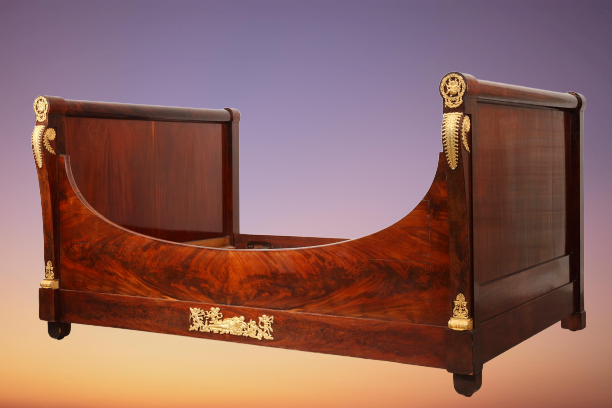 L'empire voit l'apparition de nouveaux meubles comme le lit bateau.