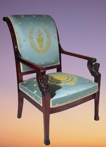Le fauteuil style empire a un dossier est de plan droit rectangulaire. Il est toujours rembourré.