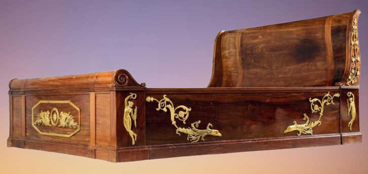 L'empire voit l'apparition de nouveaux meubles comme la console, l'armoire à glace, le bureau ministre ou encore le lit bateau.