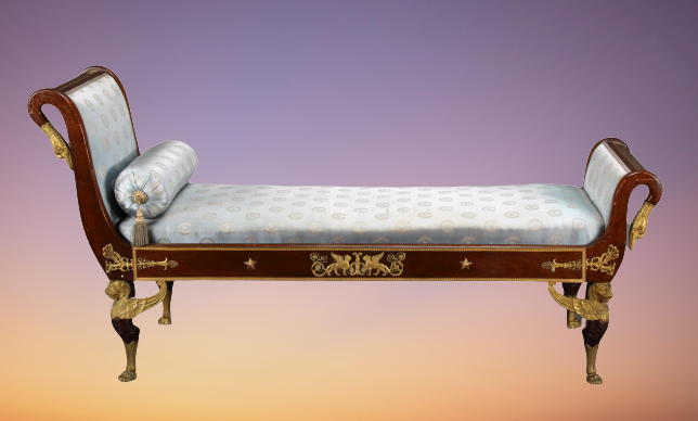 les accoudoirs des fauteuils reprennent les motifs de sphinx, de béliers, d’aigles ou de lions ailés.