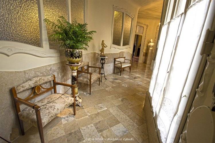 Antonio Gaudi et le Modernisme Catalan : Interieur de la casa mila