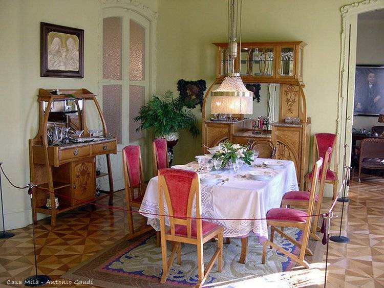 Antonio Gaudi et le Modernisme Catalan : Autre Intérieur de la casa mila