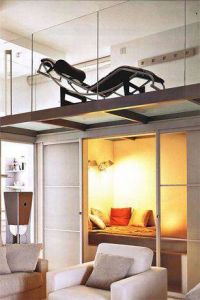 Si la hauteur de l’appartement le permet, un coin couchage s’adapte mieux au deuxième niveau du type de grenier. Cela peut être un grand lit avec un bureau. Dans un appartement plus spacieux et plus élevé, le coin repos peut être isolé. Un studio, c’est souvent la chambre à coucher, le salon, le bureau et la cuisine dans la même pièce. Pour optimiser l’espace sans faire de concession au look, paraître à la fois élégant et spacieux, il faut bien penser son futur intérieur et sa déco, voici quelques conseils pour vous aider à y parvenir