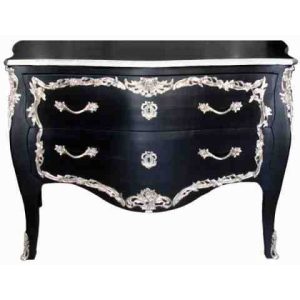 En bref, le baroque c’est une recherche de passion et d’émotion, d’exubérance par le Jeu sur les espaces concaves et convexes pour animer les façades.Le classicisme est une forme de baroque à la française En décoration, on peut associer le baroque au glamour, au chic. Ses couleurs de prédilections sont l’ argent et l’or, le noir et le blanc, les roses, rouges et violets. Les matières associées sont le bois, le velours et la porcelaine