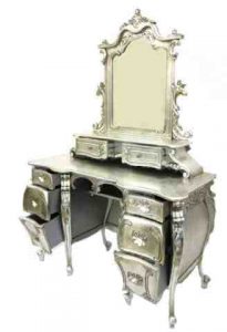 Le baroque en décoration moderne aussi appelé néo baroque accumule objets luxueux et voyants, sculptures et bustes, lustres en cristal et coussins. La décoration d’inspiration baroque moderne est donc toujours un style et une référence incontournable en décoration. La qualité d’une décoration neo baroque est une affaire de sélection et de dosage.