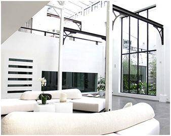 Ancien intérieur de style loft avec structure industrielle apparente