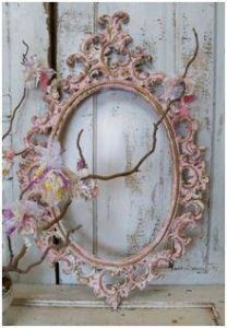Certains assimile le Style Shabby Chic à celui des vieux cottages anglais pourtant ce style est américain et est née dans les années 80 d’une décoratrice certes d’origine anglaise : Rachelle Ashwell qui utilisent des meubles de récupération qu’elle relooke à l’anglaisennLe Shabby Chic , c’est donc à l’origine de vieux meubles, décapés et blanchis qui ne cachent pas leur âge (Shabby signifie usé en anglais), certain y voit du mauvais gout, d’autres de la créativité, a vous de voirn nLe Shabby Chic utilise des couleurs claires et pales mais la couleur dominante reste le blanc.n nLe style Shabby chic se dit romantique, mixant fleurs et dentelles !