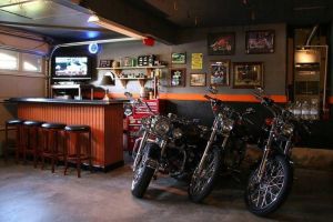 On voit parfois sur les réseaux sociaux, des décorations « bikers » à grand renfort de phares chromés mais agencer une maison, un salon autour de sa passion, c’est une chose, mettre une image efficace sur les réseaux sociaux en est une autre acquérir quelque chose de similaire dans la vie réelle