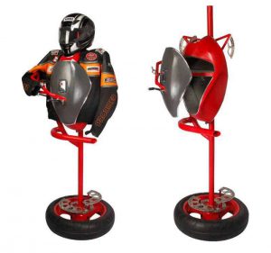On voit parfois sur les réseaux sociaux, des décorations « bikers » à grand renfort de phares chromés mais agencer une maison, un salon autour de sa passion, c’est une chose, mettre une image efficace sur les réseaux sociaux en est une autre acquérir quelque chose de similaire dans la vie réelle