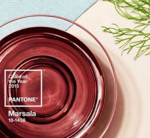 Le Marsala est un vin liquoreux sicilien qui porte le nom de la petite ville ou il est produit, maintenant c’est aussi la couleur de l’année 2015, choisit par Pantone et Tollens . Ce coloris élégant et chaleureux s’exprime dans tous les styles sans difficultés. La couleur Marsala vous permettra de raviver un intérieur un peu terne en lui ajoutant cette teinte chaleureuse.
