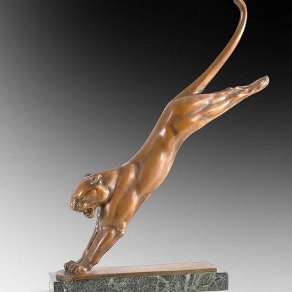 Statuette de la période Art déco Statuette décorative représentative de la période Art déco