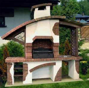 une cuisine extérieure couverte, le summum Le bois permet de construire des structures sur lesquelles pourront être fixés les plaques de contre plaqué marine pour les plans de travail et la structure globale … le béton cellulaire, matériau léger et malléable par ponçage et sciage a aussi ses adeptes En conclusion, que ce soit une cuisine d’été mobile, une cuisine d’été ouverte ou une cuisine extérieure couverte et en dur , cet aménagement de votre terrasse ou de votre jardin mérite que vous meniez une réflexion en amont pour choisir le bon emplacement, les matériaux et les équipements en fonction de vos besoins et possibilités.
