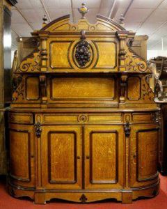 le style Napoleon 3 : Les bois peints décorés, les formes éveillent la curiosité : le Confident ou l’Indiscret étonnent par leur forme en S. La chaise « charivari » plaît pour son côté pompeux L’Opéra de Paris et les salons des Tuileries sont des témoins de ce style déco