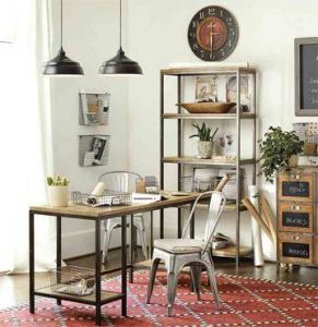Ou placer le bureau à la maison ? Si c’est un bureau occasionnel ou que la maison n’a pas été prévue pour le recevoir, ce sera souvent dans la pièce à vivre qu’il trouve sa place, noyé au milieu des autres meubles ou caché dans un coin, si ce n’est pas le choix de l’intimité, en revanche ce bureau là, occasionnel le plus souvent, permet de participer à la vie de famille.