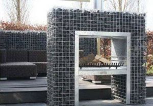 Au niveau de la dimension de la cuisine d’été, chacun fera en fonction de son terrain mais une douzaine de mètres carrés pour un minimum d’aisance mais n’oubliez pas d’adresser à votre mairie une déclaration de travaux et n’oubliez pas qu’à partir de vingt mètres carrés vous aurez pour obligation de déposer un permis de construire à la mairie. Le PLU précise particulièrement quel retrait vous devez respecter par rapport aux limites séparatives avec les voisins. Si votre budget est limité, une cuisine d’été non couverte peut s’avérer une solution intéressante et adaptée à tous ceux qui ne désirent pas se lancer dans les gros travaux.
