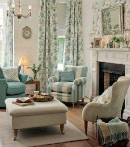 Les intérieurs anglais jouent avec les couleurs criardes et les teintes neutres comme le beige, le gris, l’écru, etc. Une association Brillante donne un aspect final apaisant. L’ambiance » British » cherche le raffinement et une harmonie digne de l’aristocratie des vieux cottages anglais. L’ameublement est soigné et en bois massif peint en blanc, les autres couleurs fétiches de ce style sont le beige, le vert, le bourgogne et le gris. Le canapé est bien sur en cuir Chesterfield.