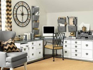 Selon la place dont vous disposez, selon le temps que vous allez y passer ou selon vos capacités à occuper harmonieusement l’espace, le bureau à la maison. De l’espace de travail où vous vous concentrez, isolé du reste de l’appartement au bureau dans la pièce à vivre, notre dossier « aménager un bureau » vous donne les lignes directrices et des conseils adaptés à votre situation.