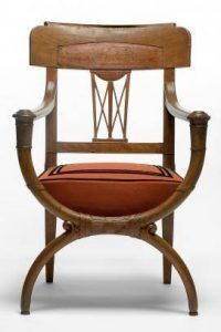 Le Style Directoire appelé aussi style Messidor est un style de transition français qui se rapproche plus du style Empire que du style Louis XVI. Il puisse son inspiration dans l’antiquité, dans les campagnes militaires de Napoléon Bonaparte … Les lignes sont plus sobres que dans le style Louis XVI, les ornements se font plus discrets et se géométrisent (carré, losange, motifs d’inspiration grecques, étrusques ou égyptiens)