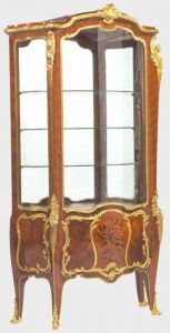 dans le style napoleon 3, les meubles, les revêtements muraux, les luminaires sont raffinés tout en étant produits en grandes quantités dans les usines. On utilise les techniques industrielles naissantes pour donner un style luxueux à des objets par l’utilisation pat exemple du nacre et du velours
