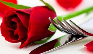 Arrangement de table rouge et blanc pour la Saint-Valentin