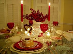 Table de Saint-Valentin éclairée par des bougies