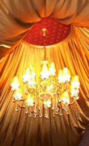 Décoration romantique rouge pour une chambre de Saint-Valentin
