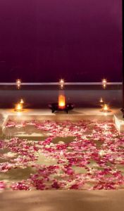 Bain décoré de pétales pour une ambiance romantique