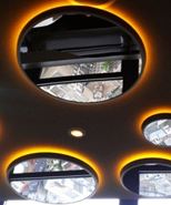 Parfois un miroir, correctement positionné dans un coin "volera" pour ce petit coin de l'espace et de la lumière. Mais ne jamais mettre de miroir en face d’une porte miroirs au plafond