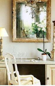 Placer un grand miroir à l'angle correct à la fenêtre, et peu importe la taille de votre chambre, le miroir la sera fera légère et spacieuse. miroirs face à la fenêtre