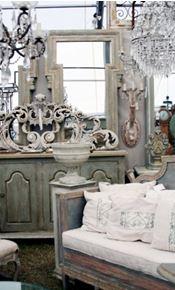 Si vous placez un grand miroir au point focal de la pièce, vous pouvez, de ce point, regarder le reflet de toute la pièce. En outre, cette méthode simple permet d'équilibrer l’espace miroirs vous avez dit miroirs