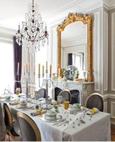 Le miroir sur la cheminée est un grand classique. Le miroir sur la cheminée est souvent orné d’un cadre richement décoré, en contraste avec le foyer sombre de la cheminée, en règle générale, le miroir est le plus élevé possible et donne une impression de hauteur à la pièce. miroirs au dessus de la cheminée