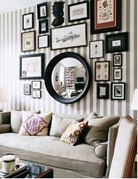 Si l’intérieur est monotone, si le mur semble terne et vide, toile, lui adjoindre plusieurs miroirs décoratifs ajouteront de la saveur, et aideront à illuminer les coins sombres de lumière. miroirs dans le salon