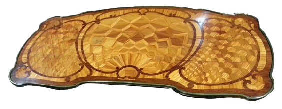 Dessus curviligne d’un meuble de style Louis XV
