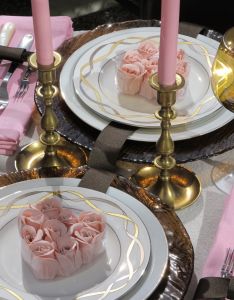  saint valentin table avec bougeoirs dorés