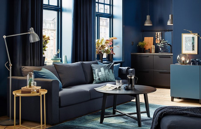 Pantone vient de redécouvrir le bon vieux Bleu Marine qui comme couleur de l’année 2020 porte le sobriquet de Pantone 19-4052 Classic Blue. Cette couleur Pantone Classic Blue a donc été choisi pour influencer les collections déco, mode et beauté en 2020