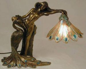 L'art nouveau avec une lampe représentant une femme et un paon daté de 1901 et conçu par Philippe Wolfers