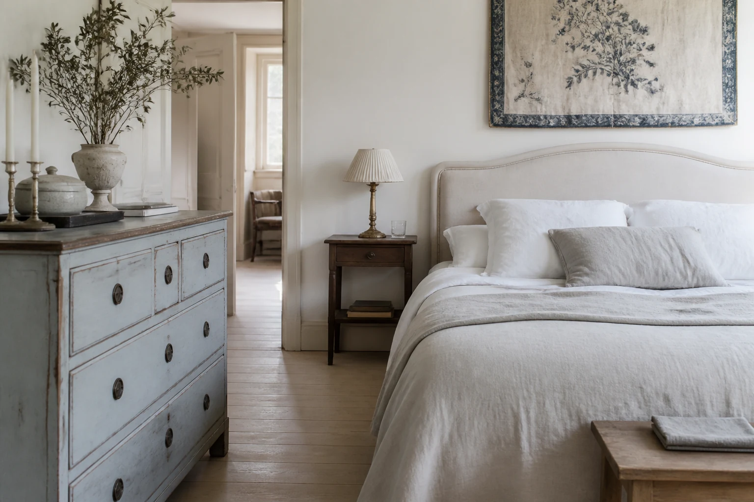 Chambre shabby chic lumineuse avec linge de lit en lin et commode ancienne bleu grisé