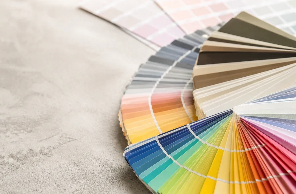 Nuanciers de couleurs ouverts pour comparer les teintes RAL, HEX, RGB et CMJN